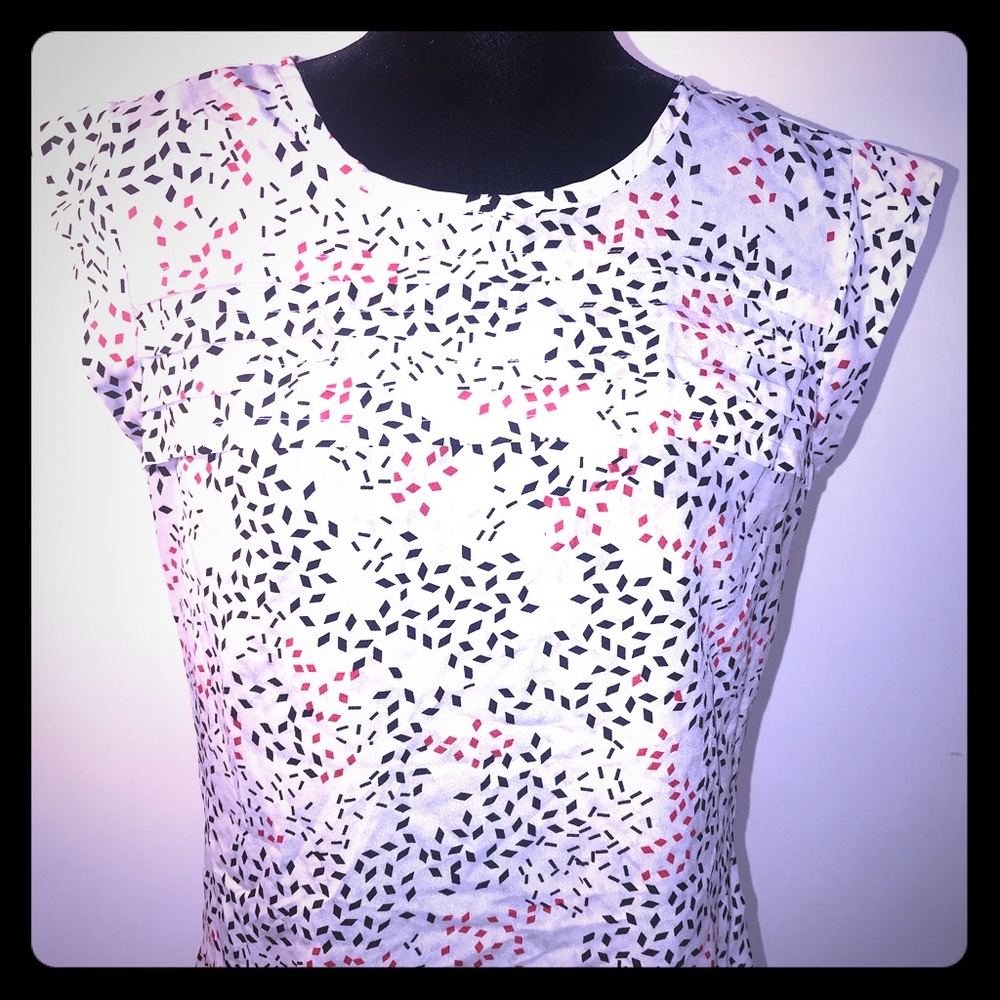 The limited round neck  short sleeve blouse.